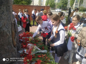 ​​​​​​​Учащиеся 2А и 2В классов провели Урок мужества у памятного знака губкинцам, погибшим в годы Великой Отечественной войны..