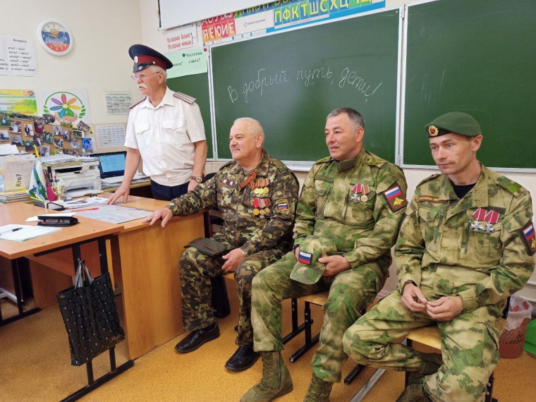 В первый же день лета, в День защиты детей, у 6-го и 7-го отрядов состоялась встреча с участниками СВО и с председателем казачества Губкинского городского округа Ерёминым Н.М..